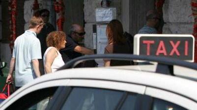 Rubano il telefonino al tassista