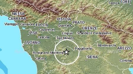 Terremoto nella notte: paura, gente in strada
