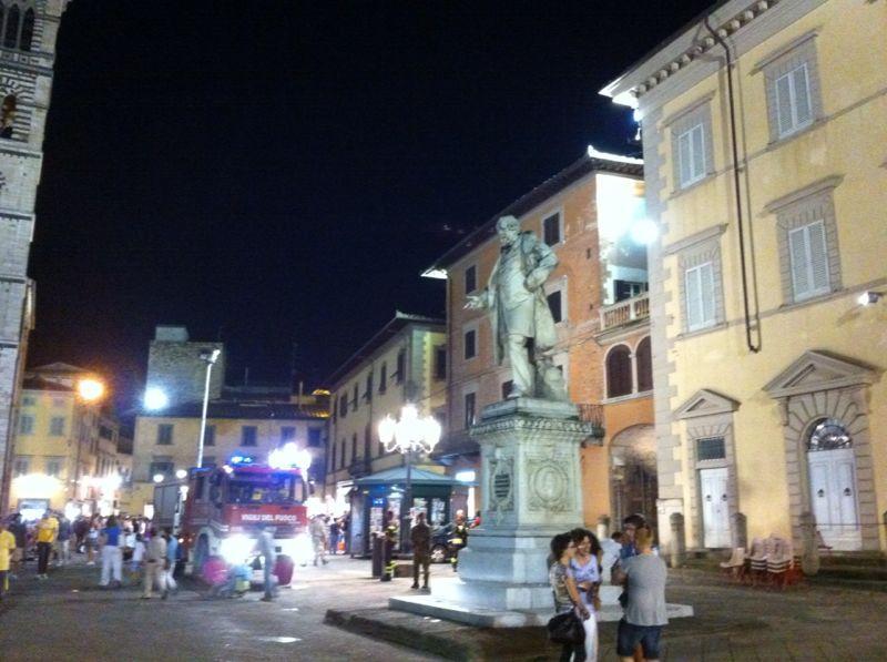 Crollo di un pezzo di cornicione in piazza Duomo
