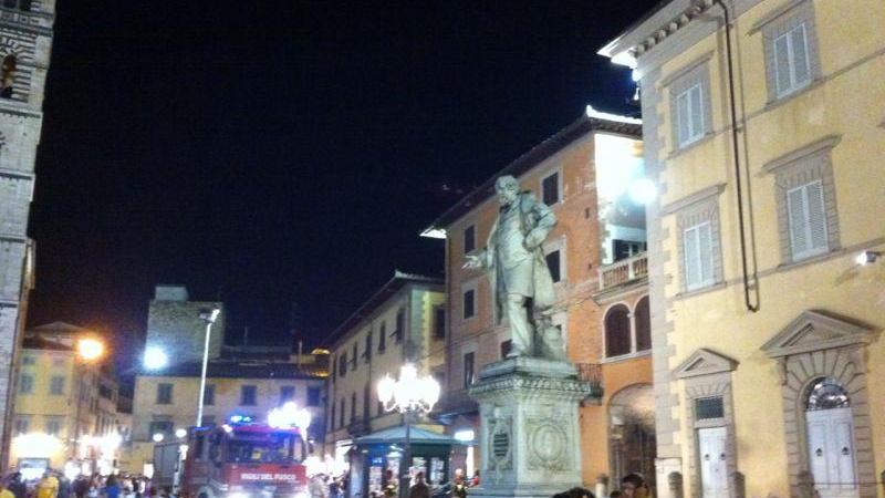 Crollo di un pezzo di cornicione in piazza Duomo
