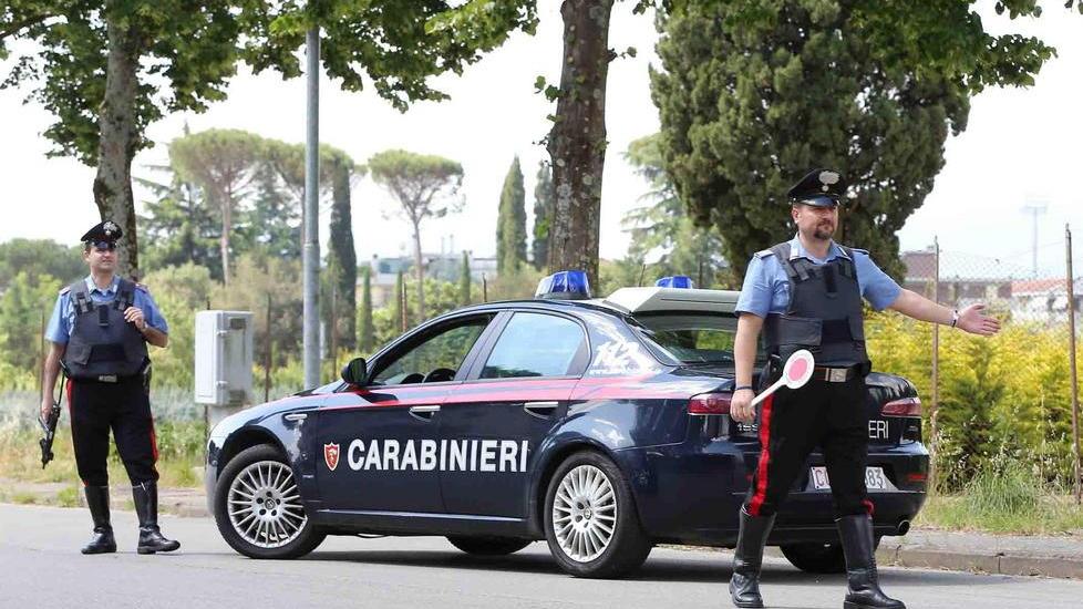 Bandito armato di coltello rapina il distributore Total Erg