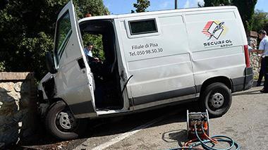 Furgone portavalori finisce fuori strada
