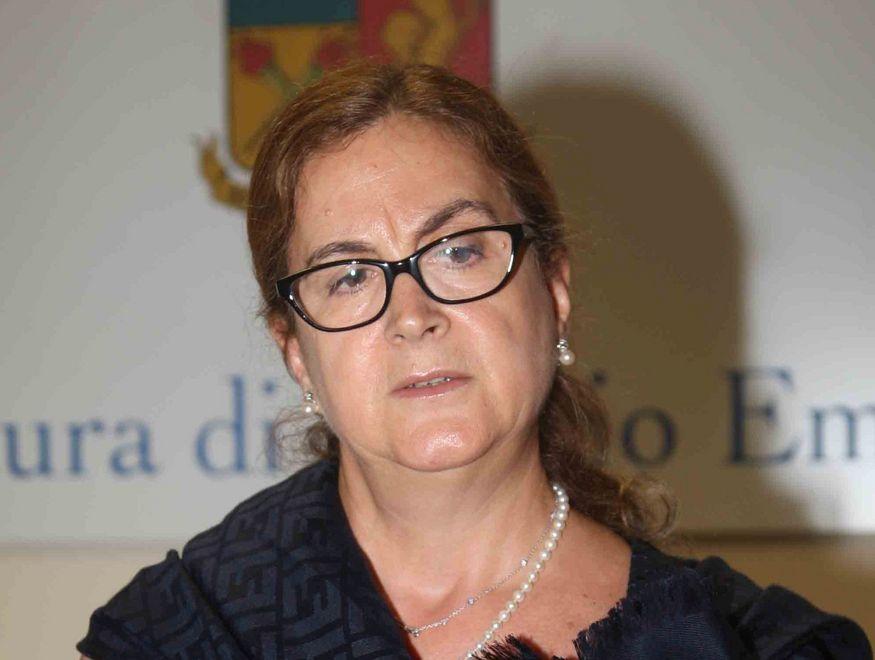 Se è donna, si dice “questore” o “questora” 