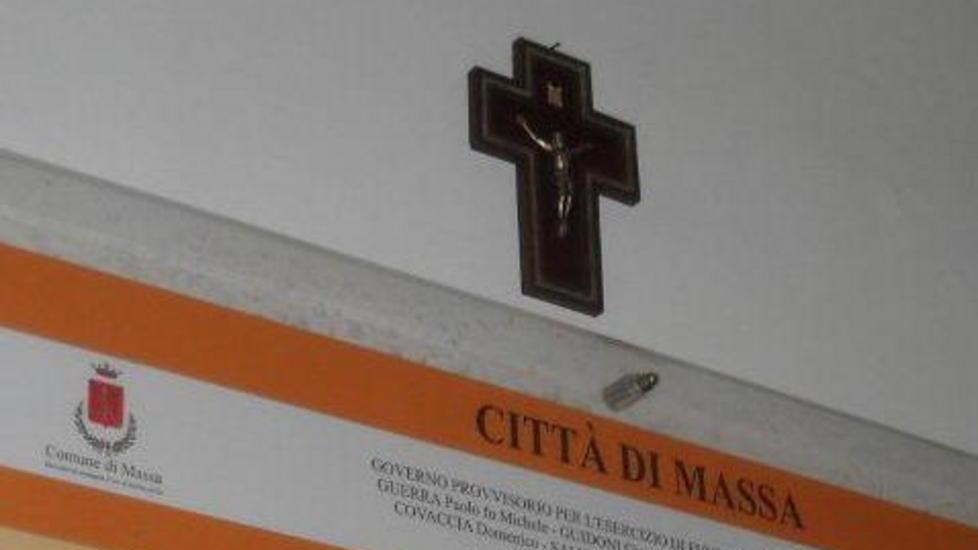 Consigliere di Fi riappende il crocifisso in Comune
