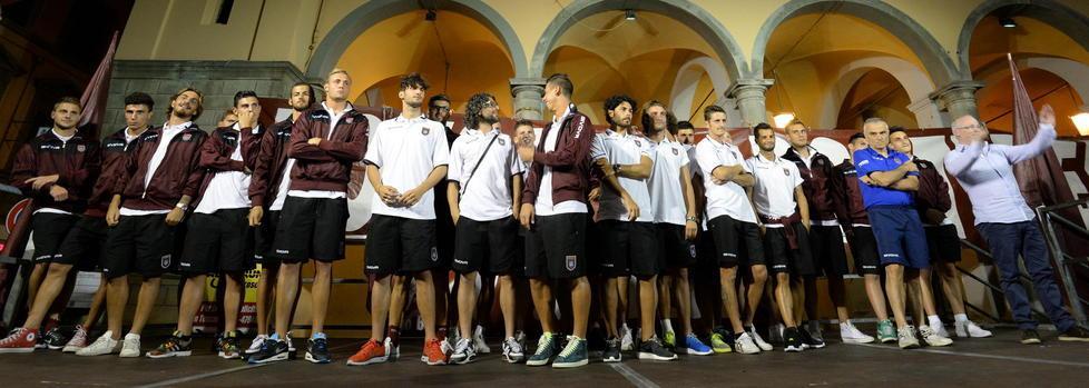 la presentazione in piazza