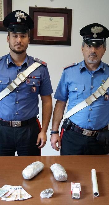 Sotto la ruota di scorta c’erano 350 grammi di marijuana: arrestati 