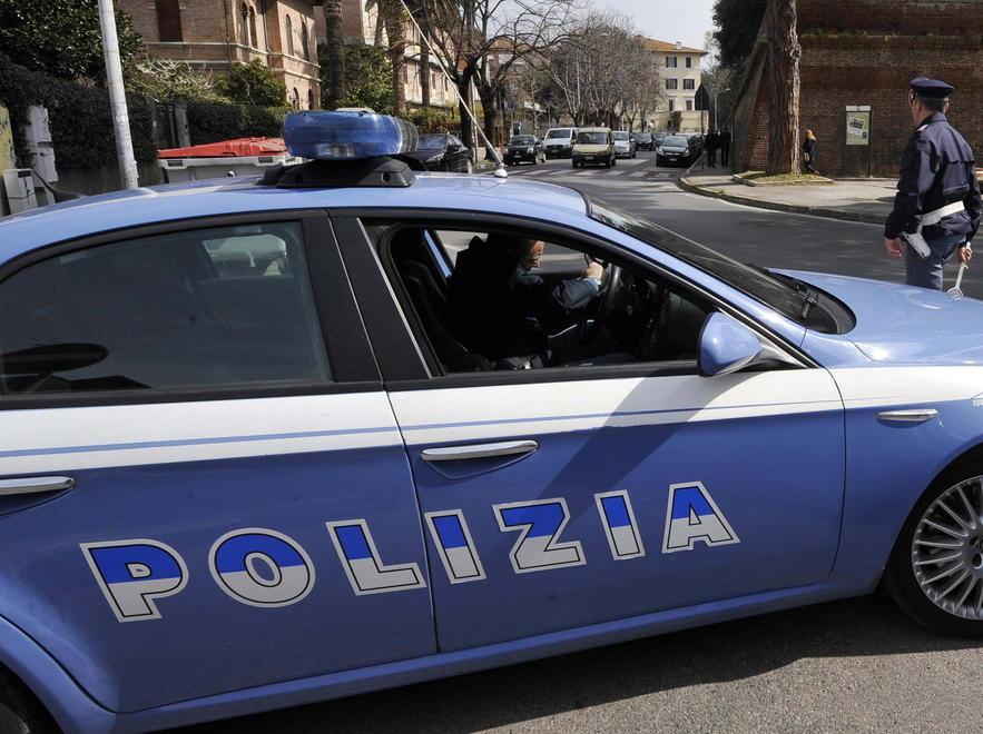 Rubano bottiglie di superalcolici al bar 