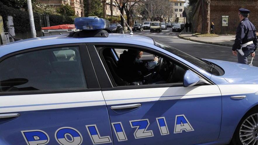 Rubano bottiglie di superalcolici al bar