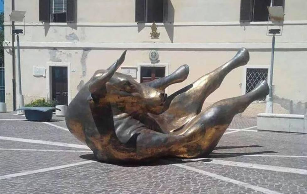 Un toro in piazza: l’arte accende l’ironia 