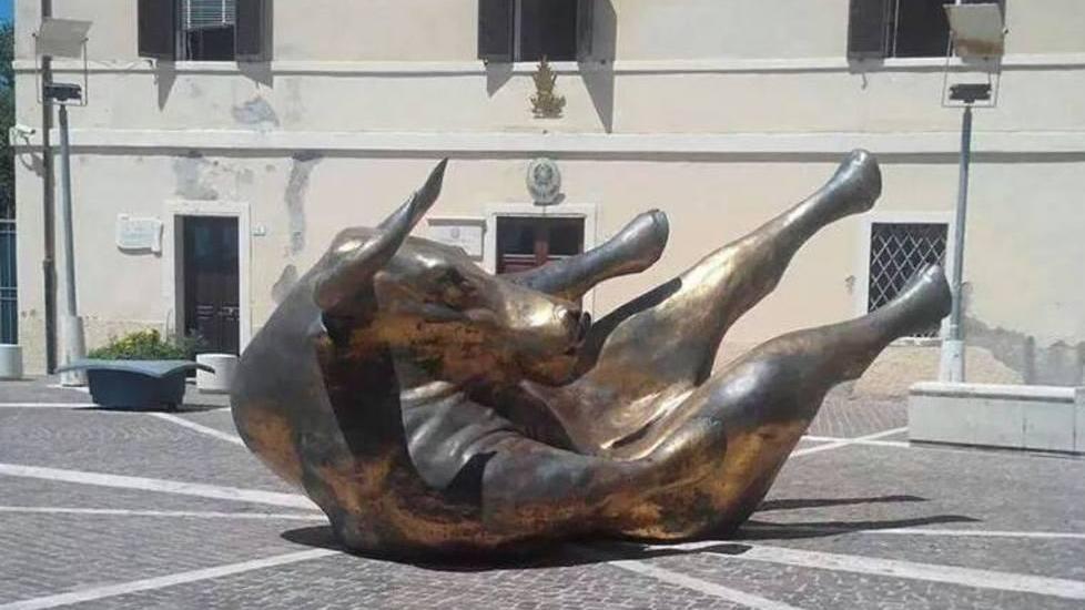 Un toro in piazza: l’arte accende l’ironia