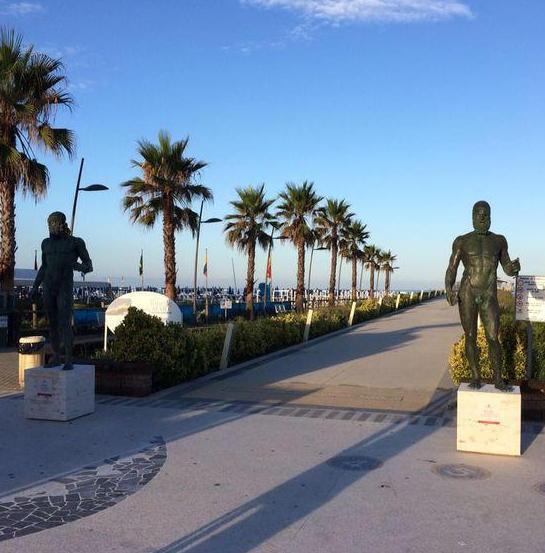 I Bronzi di Riace sul pontile