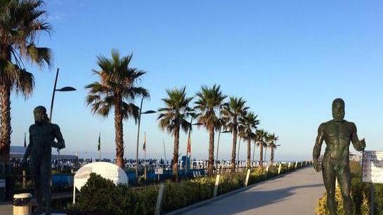 I Bronzi di Riace sul pontile