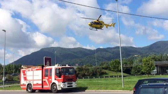 Finisce contro un camion: grave