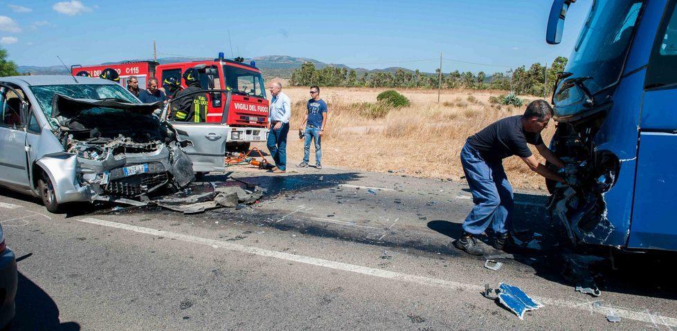 Auto contro bus, un morto e sette feriti 