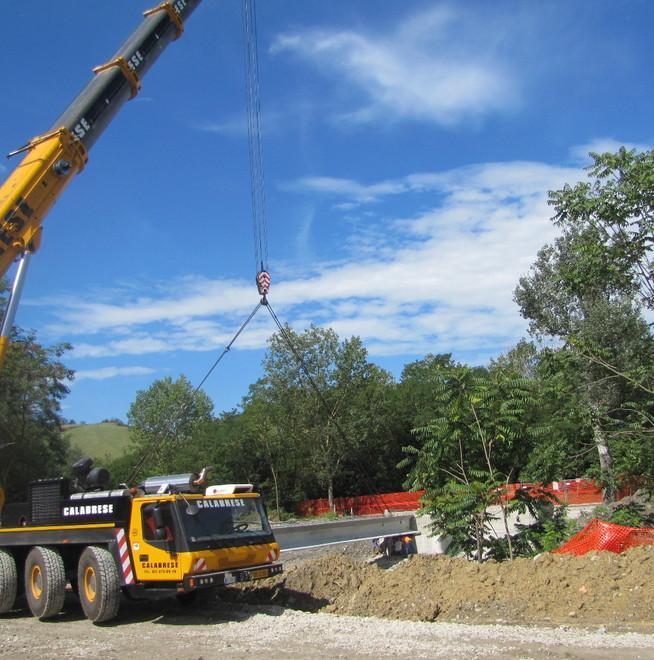 Posate le maxi travi del ponte delle Oche 