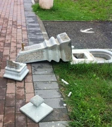 Vandali in azione nella notte fatta a pezzi una fontana