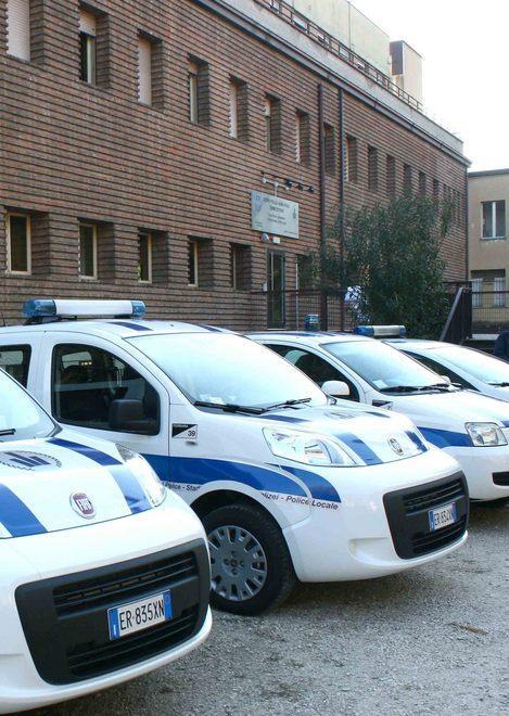 Minaccia di darsi fuoco bloccato dagli agenti 