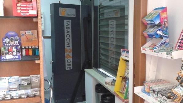 In fumo settemila euro di sigarette