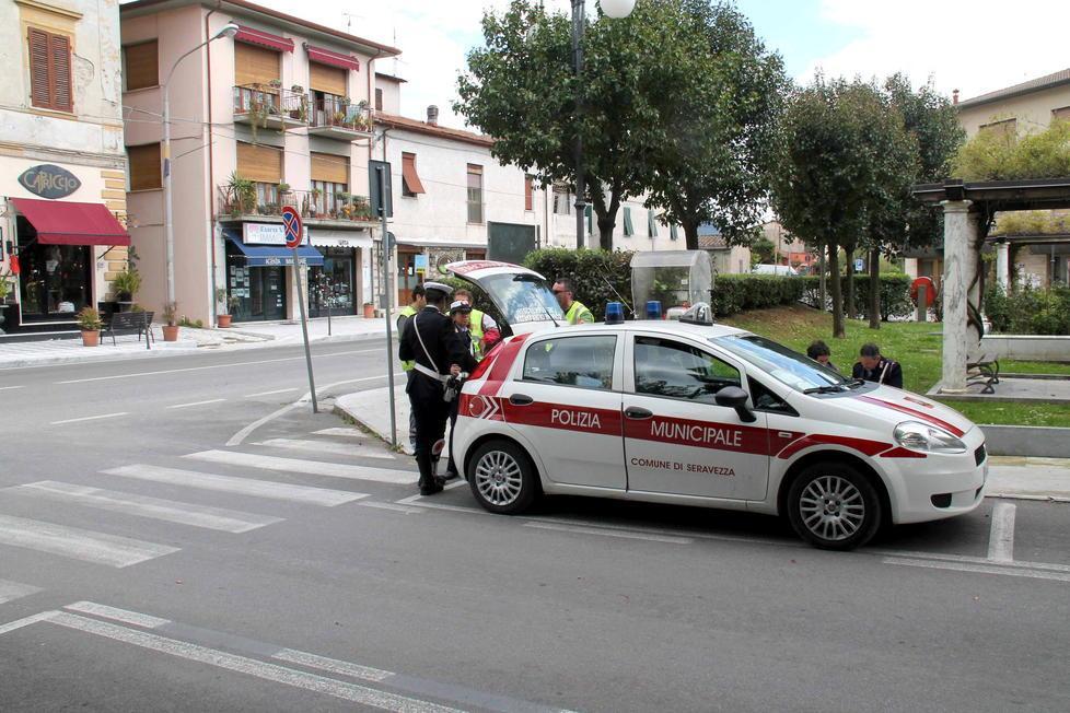Scontro scooter-auto, grave 47enne 