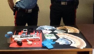 Vede i carabinieri e ingoia eroina: rischia di rimanere soffocato 