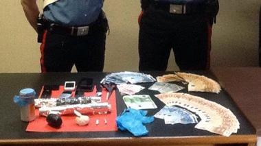 Vede i carabinieri e ingoia eroina: rischia di rimanere soffocato