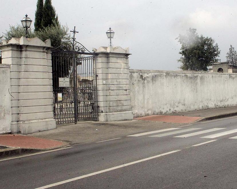 Un cimitero a rischio infortuni 