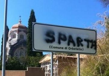Imbrattato il cartello appena installato a Talamone, i vigili lo coprono 