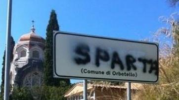Imbrattato il cartello appena installato a Talamone, i vigili lo coprono
