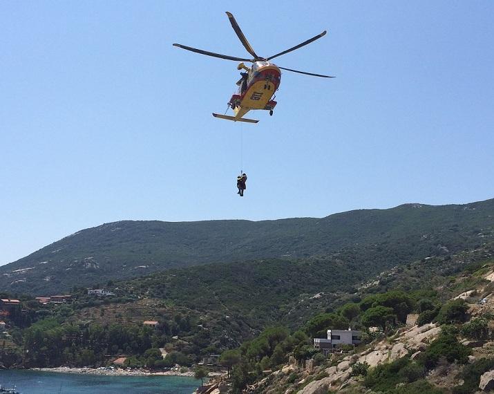 Cade al Giglio e si frattura la caviglia: 57enne soccorsa con Pegaso 
