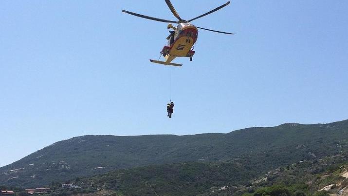 Cade al Giglio e si frattura la caviglia: 57enne soccorsa con Pegaso