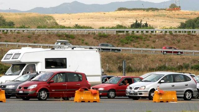 Sei chilometri di file al casello dell’A12. Rallentamenti anche sulla Variante Aurelia