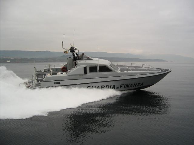 Salvati dalla finanza due giovani alla deriva su un gommone 