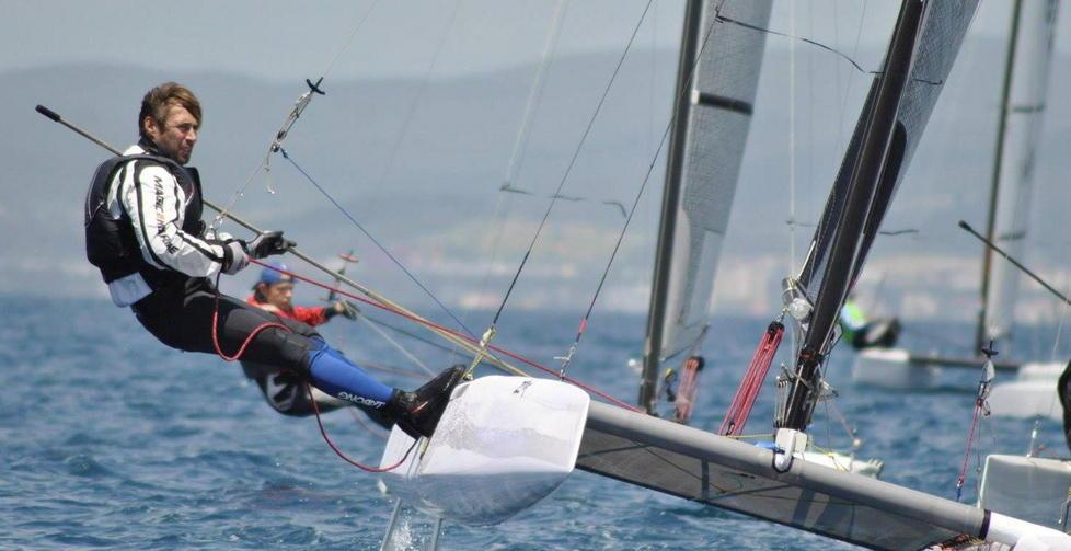 Il catamarano di Rosi naviga veloce verso l’iride 