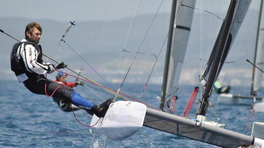 Il catamarano di Rosi naviga veloce verso l’iride
