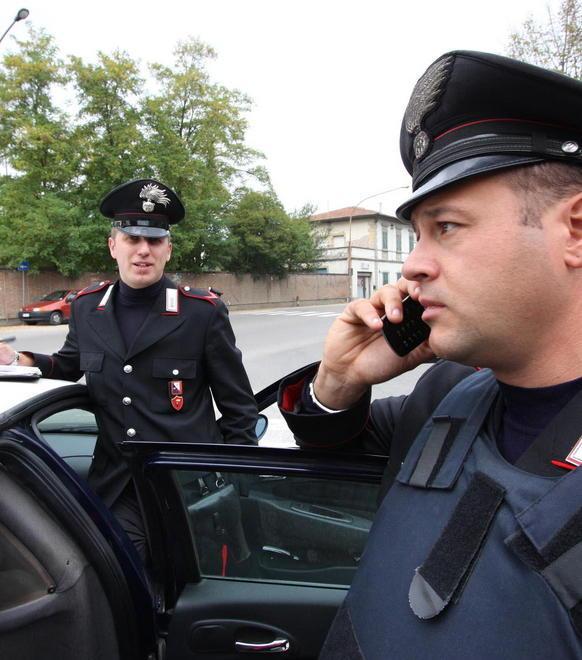 Contro l’auto dei carabinieri: aveva 26 grammi di cocaina