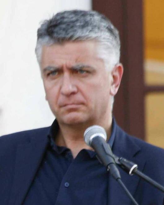 Motrone, la spiaggia libera si rimpicciolisce