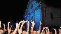 La notte di Marciana Marina si colora tutta di blu