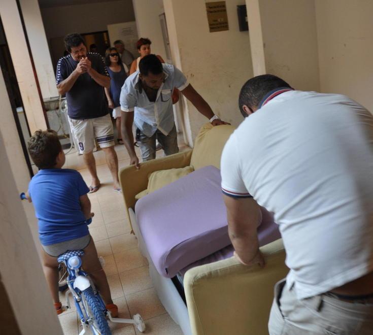 «Sfrattati con due bimbi I mobili nel corridoio» 