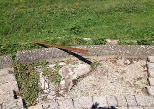 Vandali in azione fra cartelli divelti e chioschi danneggiati