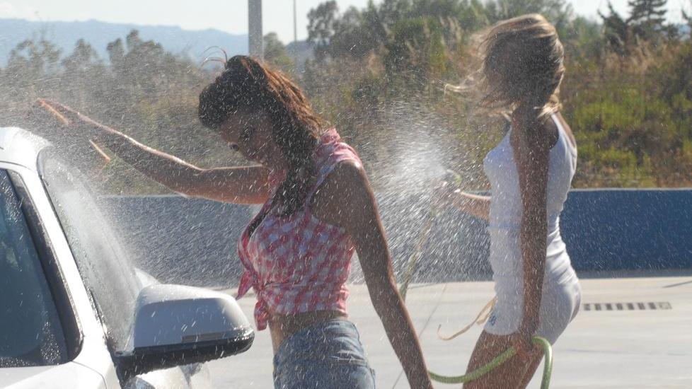 Prospettiva Donna: no alla pubblicità del sexy car wash