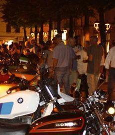 Moto e auto: 70 sfilano nell’ultimo giovedì