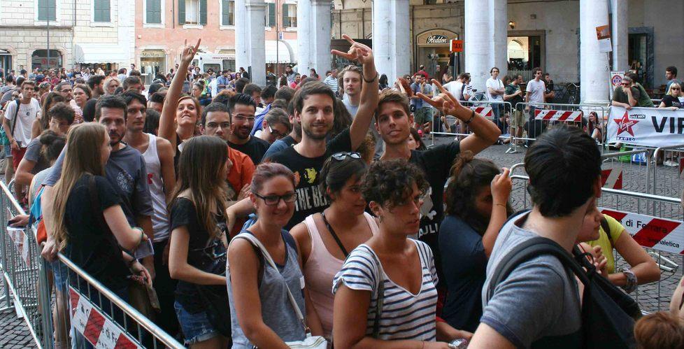 Ma che sorpresa, la band di Glasgow si concede ai fan in piazza Savonarola