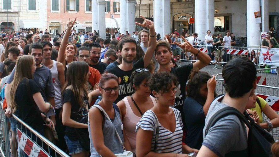 Ma che sorpresa, la band di Glasgow si concede ai fan in piazza Savonarola