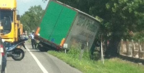 Camion esce di strada, code sulla Romea