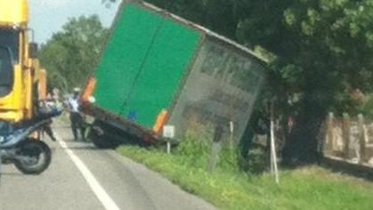 Camion esce di strada, code sulla Romea