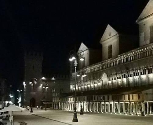 Si accende la piazza stasera Passeggiata in centro storico 