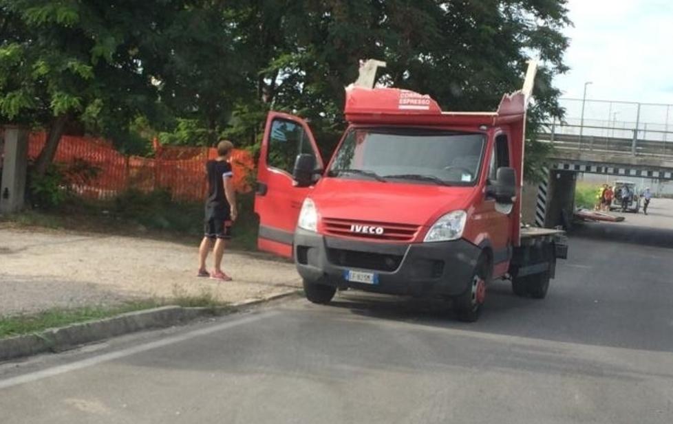 Troppo alto per il sottopasso E il corriere perde il tetto