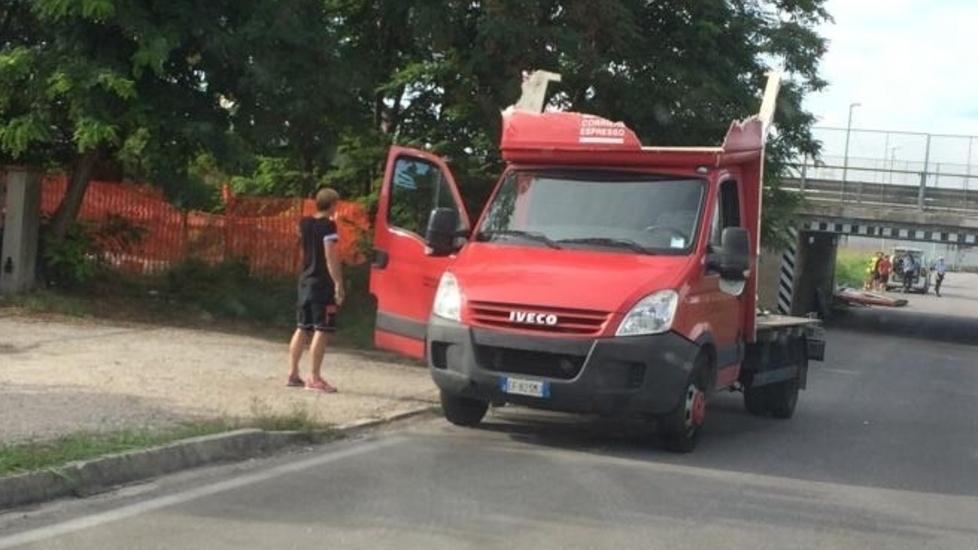 Troppo alto per il sottopasso E il corriere perde il tetto