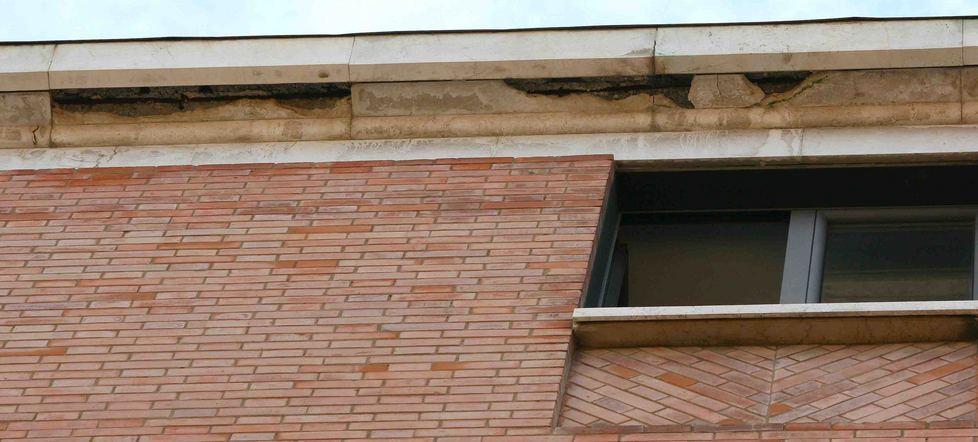 Cede un pezzo di cornicione Transenne in via don Minzoni