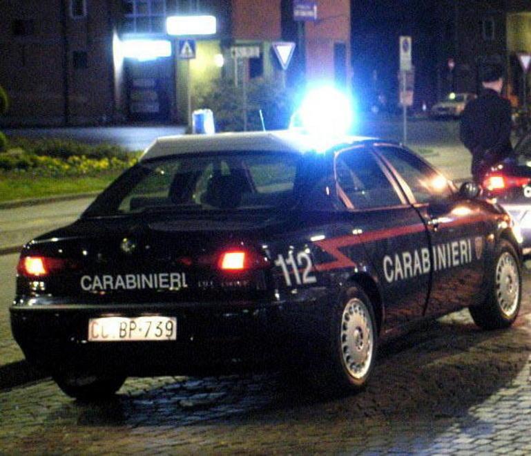 Chiede un’informazione: aggredita e rapinata 